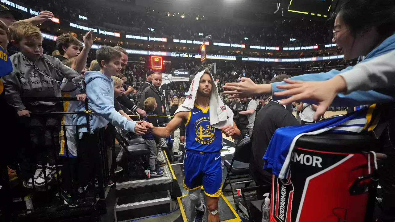 Steph Curry Beats Sabrina Ionescu in NBA-vs-WNBA 3-Point Challenge